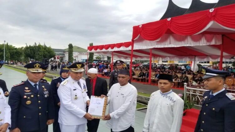 Bupati Pasaman Barat Hamsuardi saat menyerahkan secara simbolis remisi HUT RI ke-78 tahun 2023 kepada salah seorang warga binaan usai melaksanakan upacara bendera di halaman kantor bupati, Kamis (17/8/2023). Antara/Altas Maulana.