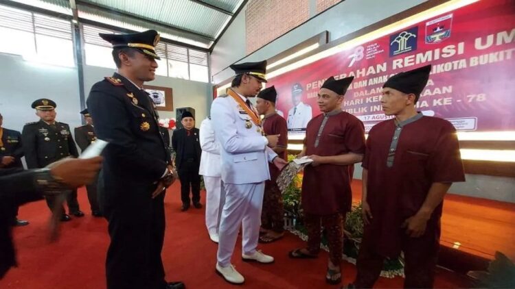 Wali Kota Bukittinggi memberikan ucapan selamat atas Remisi bebas diberikan kepada tiga orang WBP Lapas Bukittinggi (Antara/Al Fatah)