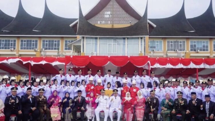 Pemerintah Naikkan Gaji ASN 8 Persen, Begini Respons Pemkab Pasbar 1 Jajaran Pemkab Pasaman Barat beserta Polri dan TNI usai melaksanakan upacara bendera dalam rangka HUT RI ke-78, Kamis (17/8) kemarin. ASN di daerah itu menyambut baik kenaikan gaji delapan persen pada 2024. (Antara/Altas Maulana).