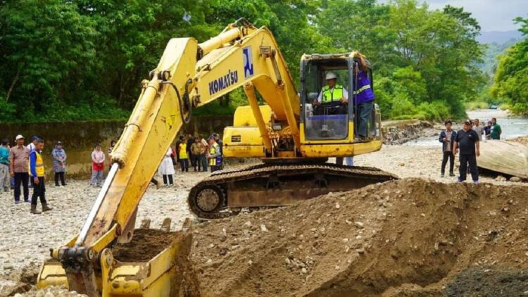 Pemko Padang bersama BWS Sumatera V menormalisasi sungai di Bendungan Lubuklaweh. (Foto: Dok. Istimewa)