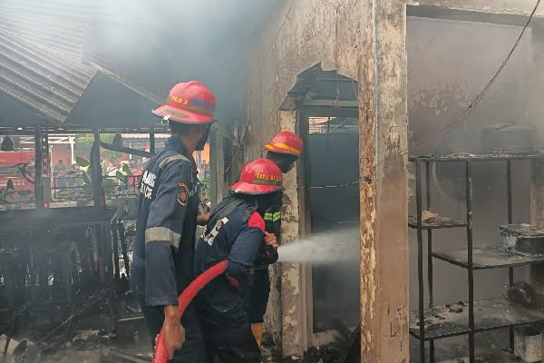 2 Kebakaran Hebat Hanguskan Warung Kopi dan Laundry di Padang, Segini Kerugiannya 1 IMG 20230818