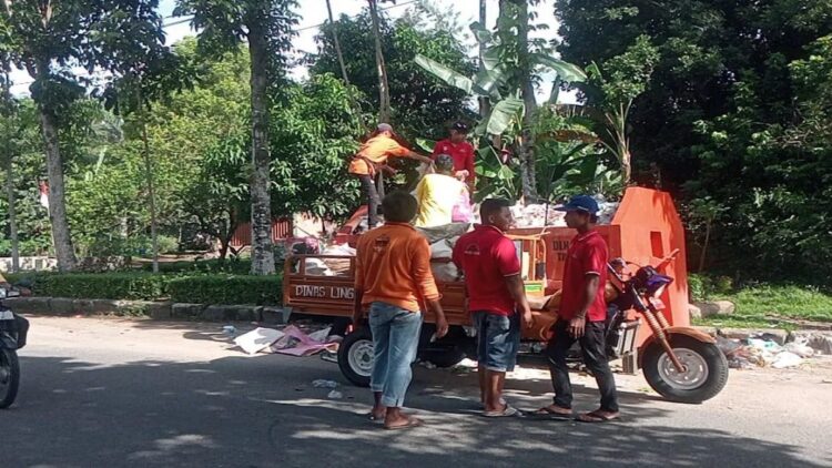 Petugas kebersihan sedang membersihkan sampah, Minggu (20/8). Dok Diskominfo Agam