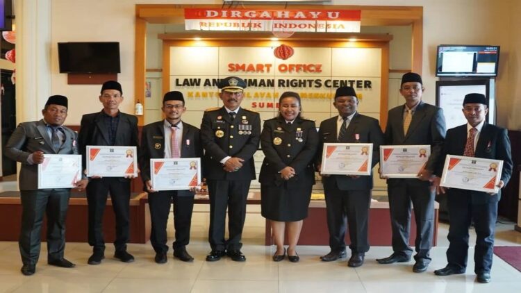 Bantu Masyarakat Bermasalah Hukum, Delapan Paralegal Justice Dikukuhkan 1 Kemenkumham Sumbar kukuhkan keberadaan delapan paralegal justice. (Foto: Antara)