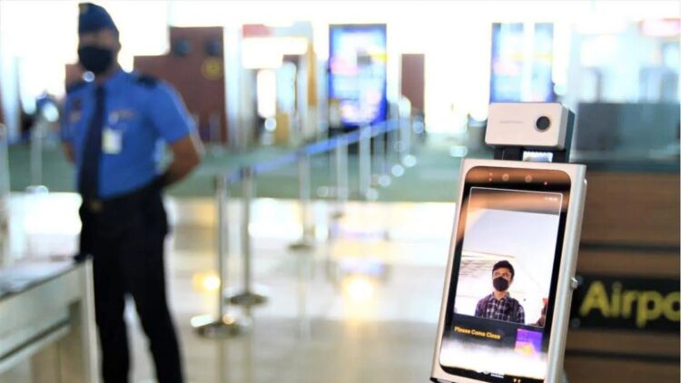 Permudah Penerbangan Pelancong, BIM Siapkan Aplikasi Travelin 1 Petugas memeriksa calon penumpang yang masuk ke Bandara Internasional Minangkabau (BIM) di Padang Pariaman, Sumatera Barat, Senin, (21/8/2023). ANTARA/HO-Humas BIM.