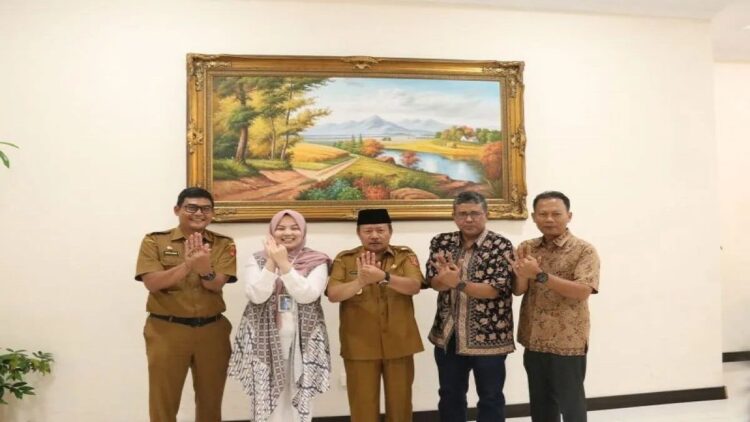 Pemkab Agam Targetkan Jaringan Internet Seluruh OPD Terpusat di Diskominfo 1 Bupati Agam Andri Warman sedang beraudiensi dengan Manajemen PT Telkom (Persero) Tbk di rumah Dinas Bupati di Lubuk Basung, Senin (21/8). Antara/HO- Diskominfo Agam.