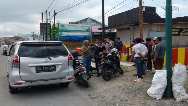Proses penangkapan tersangka diduga menjadi pengedar narkotika jenis ganja yang dilakukan oleh personel TNI AD Kodim 0304 Agam di Kota Bukittinggi, Sumatera Barat (Antara/Al Fatah)