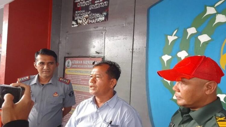 TNI dan Polri bersama Kepala Lapas Bukittinggi, petugas berhasil mengungkap kasus peredaran narkoba jenis ganja yang dikendalikan dari Lapas (Antara/Al Fatah)