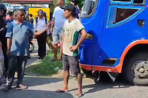 Kecelakaan bus dan motor di kawasan Lubuk Buaya pada Rabu (23/8/2023) sore. (Foto: Dok. Istimewa)