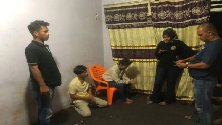 Simpan Sabu di Kontrakan, Seorang Pemuda di Agam Ditangkap Polisi 1 Tim Opsnal Polres Agam serang menggeledah rumah kontrakan pelaku, Rabu (23/8). dok Humas Polres Agam