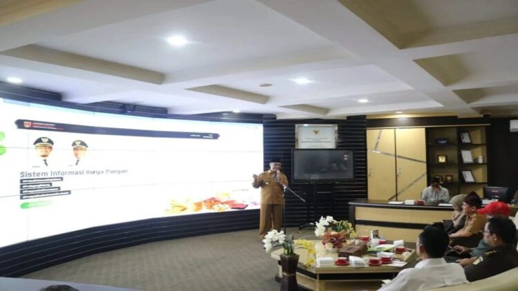 Kendalikan Inflasi dan Stabilkan Harga Pangan, Pemko Bukittinggi Luncurkan SIHP 1 Peluncuran aplikasi Sistem Informasi Harga Pangan (SIHP) untuk membangun ketahanan pangan daerah, kestabilan harga dan pengendalian inflasi daerah di Kota Bukittinggi (Antara/Al Fatah)