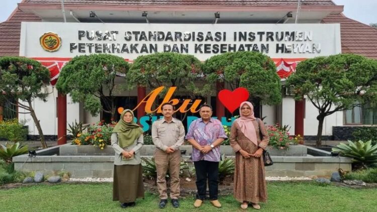 Kepala Dinas Pertanian Kabupaten Solok Kenedy Hamzah (nomor dua dari kanan) (ANTARA/HO-Diskominfo Solok)