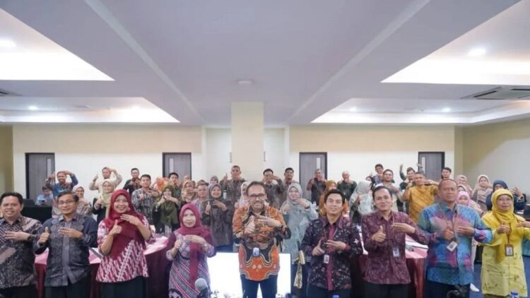 BPS Sumbar Lanjutkan Pendataan Koperasi dan UMKM, Apa Sih Tujuannya? 1 Kepala BPS Sumbar Sugeng Arianto (tengah) pada kegiatan pendataan lengkap koperasi dan UMKM di Padang, Sabtu, (26/8/2023). ANTARA/HO-BPS Sumbar.