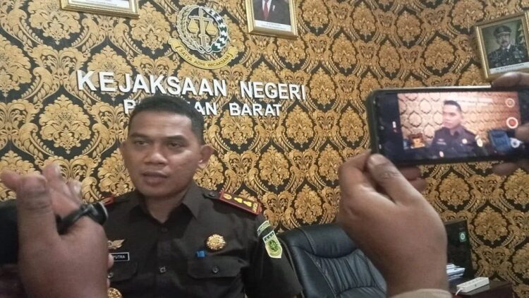 Kajari Pasbar Ingatkan Pejabat tak Layani Oknum Minta Proyek 1 Kepala Kejaksaan Negeri Pasaman Barat Muhammad Yusuf Putra mengingatkan kepala Organisasi Perangkat Daerah (OPD) Pemkab setempat agat tidak melayani oknum yang meminta proyek mengaku dari kejaksaan, Selasa (1/8/2023). Antara/Altas Maulana.