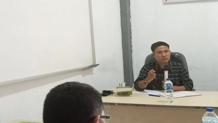 Koordinator Divisi Pencegahan, Partisipasi Masyarakat dan Hubungan Masyarakat Bawaslu Pasaman Barat Aditia Pratama saat menyampaikan tahapan pengawasan Pemilu 2023, Kamis (10/8/2023). Antara/Altas Maulana