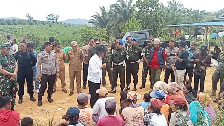 Jajaran Forkopimda Pasaman Barat turun langsung bertatap muka memberikan sosialisasi kepada warga di Jorong Pigogah Air Bangis Kecamatan Sungai Beremas agar tidak menggarap kawasan hutan produksi dan hutan lindung di daerah itu. Situasi keamanan di daerah itu kondusif, Selasa (15/8/2023). Antara/Altas Maulana.