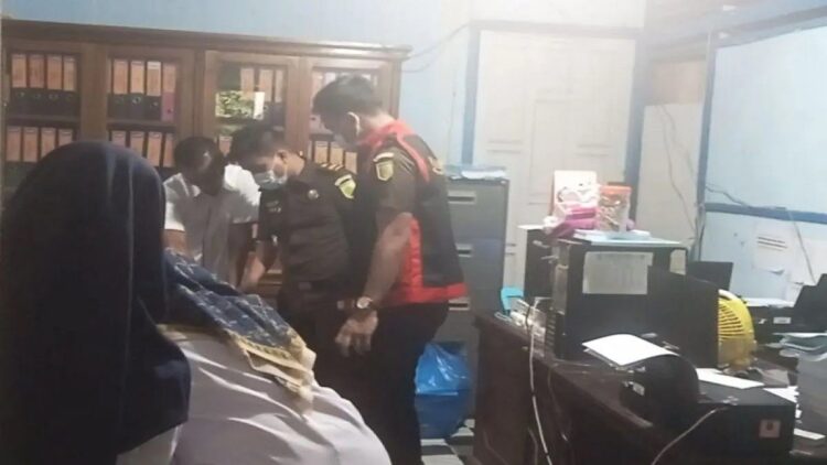 Penyidik Kejaksaan Negeri Pasaman Barat, Sumbar saat menggeledah kantor PDAM Tirta Gumilang terkait dugaan tindak pidana korupsi, Rabu (23/8/2023). Antara/Altas Maulana.