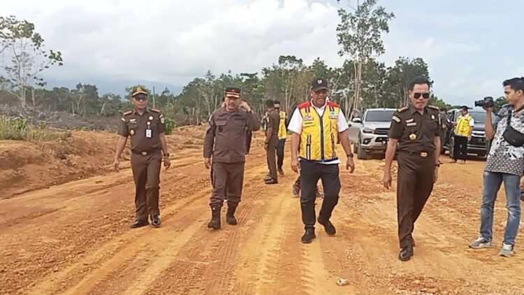 Kepala Kejaksaan Tinggi Sumatera Barat, Asnawi bersama Kejaksaan Negeri Pasaman Barat meninjau pelaksanaan pembangunan jalam menuju Pelabuhan Teluk Tapang Air Bangis Pasaman Barat, Selasa (29/8/2023). Antara/Altas Maulana.
