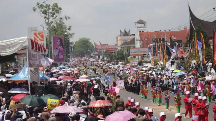 Pemko Bukittinggi Gelar Pawai Alegoris HUT RI, Ini Dampaknya terhadap Masyarakat 1 Pawai alegoris HUT RI di Bukittinggi yang memiliki dampak ekonomi bagi warga daerah setempat (Antara/Al Fatah)