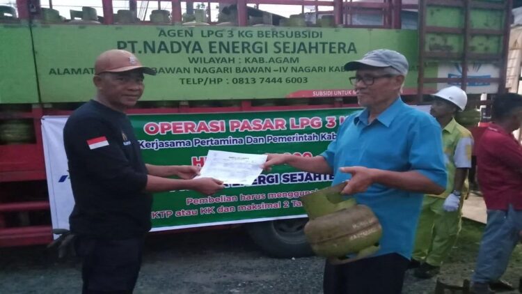 Operasi pasar LPG tiga kilogram di Lubuk Basung, Kabupaten Agam (Antara/Yusrizal)