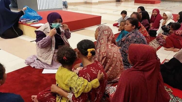 BSMI dan IDI Padang Turunkan Tim Obati Pendemo asal Air Bangis yang Sakit 1 Tim medis membantu mengobati pengunjuk rasa yang beristirahat di Masjid Raya Sumatera Barat, Selasa (1/8/2023) malam. ANTARA/Dokumen pribadi