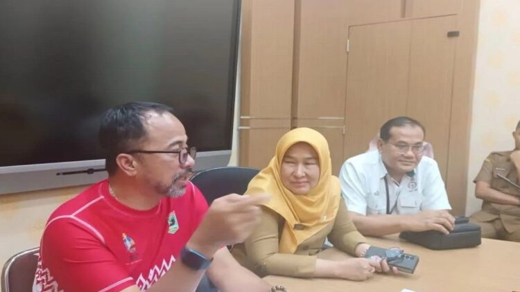 Meriahkan HUT RI, Pemprov Sumbar Siapkan 24 Kegiatan 1 Wakil Ketua Pelaksana Peringatan HUT Ke-78 RI di Sumbar Meifrizon bersama Kepala Diskominfotik Siti Aisyah dan perwakilan PT Semen Padang Iskandar Z. Lubis dalam persiapan perayaan HUT Ke-78 RI di Sumbar di Padang, Senin (7/8/2023). (ANTARA/Miko Elfisha)