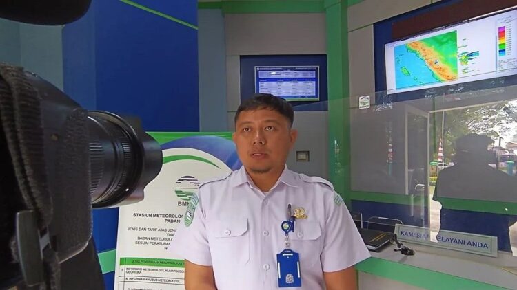 Koordinator Bidang Observasi dan Informasi BMKG Stasiun BIM, Yudha Nugraha. (ANTARA/Miko Elfisha)