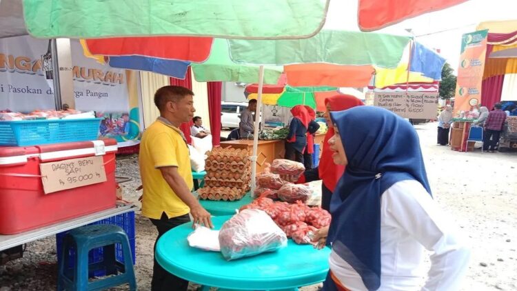 Pengunjung sedang membeli kebutuhan pokok di TTIC, Rabu (16/8). Dok Antara/Yusrizal