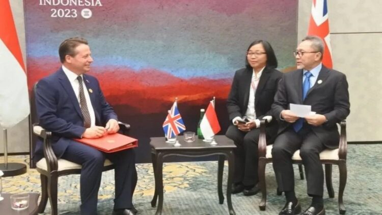 Menteri Perdagangan (Mendag) RI Zulkifli Hasan melakukan pertemuan bilateral dengan Menteri Negara untuk Perdagangan Internasional Inggris Nigel Huddleston di sela Pertemuan Menteri Ekonomi ASEAN (AEM) ke-55 di Semarang, Jawa Tengah, Minggu (20/8/2023). (ANTARA/Indra Arief Pribadi)