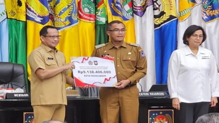 Pemko Payakumbuh Terima Dana Insentif Fiskal dari Kemendagri Rp9,1 Miliar 1 Pj Wali Kota Payakumbuh Rida Ananda saat menerima dana insentif fiskal dari Menteri Dalam Negeri Tito Karnavian dan Menteri keuangan Sri Mulyani. Antara/HO-Pemkot Payakumbuh