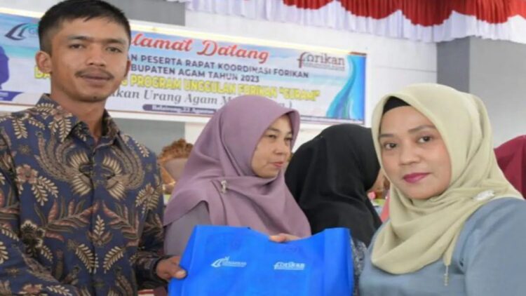 Ketua Forikan Agam, Ny Yenni Andri Warman menyerahkan produk olahan serba ikan. Dok Humas Agam