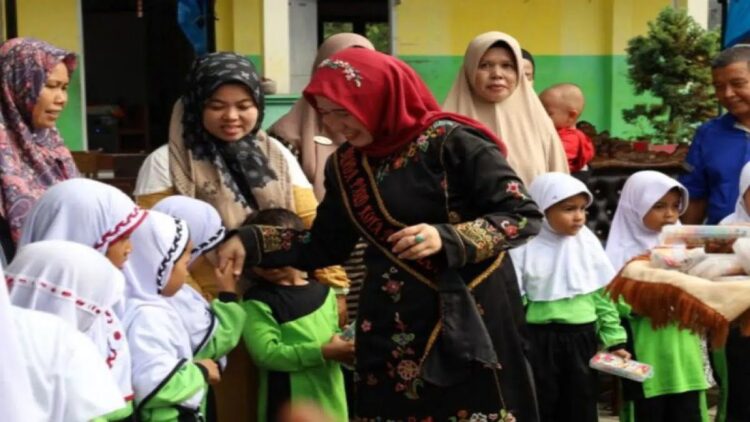 Bunda Pendidikan Anak Usia Dini (PAUD) Kota Pariaman, Sumatera Barat Ny. Lucyanel Genius sedang mengunjungi sekolah untuk memastikan berjalannya program transisi PAUD ke SD Menyenangkan di daerah itu. Antara/HO-Diskominfo Pariaman