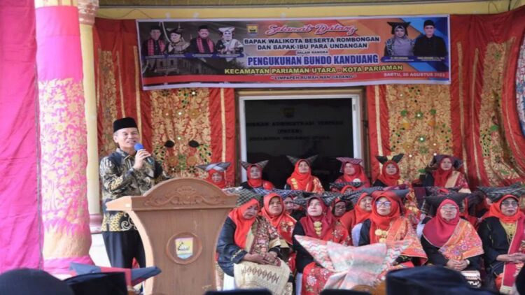 Wako Pariaman, Sumbar Genius Umar memberikan sambutan pada Pelantikan Bundo Kanduang di Pariaman. Antara/HO-Diskominfo Pariaman