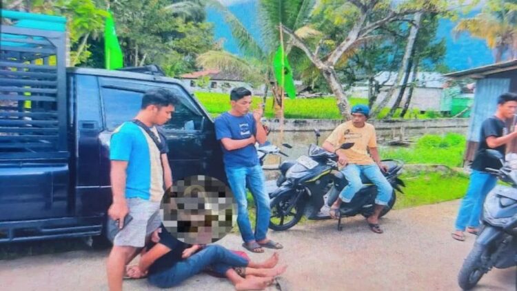 Petugas sedang mengamankan tersangka. Dok Humas Polres Agam