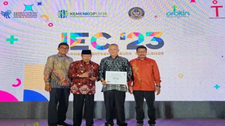 Bupati Agam Andri Warman sedang bersama Pengelola Bank Sampah Padat Karya Muhammad Musafir. Dok Diskominfo Agam