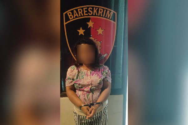 Perempuan Paruh Baya Curi Uang Toko Penjual Makanan Hewan di Padang Ditangkap usai Pulang dari Sumatera Utara 1 Perempuan terduga pelaku pencurian uang di toko penjual makanan hewan ditangkap Tim Elang. (Foto: Dok. Polsek Koto Tangah)