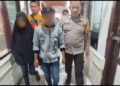 Hendak Nikahi Pujaan Hatinya, Pemuda asal Dharmasraya Ini Ditangkap Polres Sijunjung 3 Polisi mengamankan pemuda yang diduga melarikan anak di bawah umur di Sijunjung. (Foto: Dok. Satreskrim Polres Sijunjung)