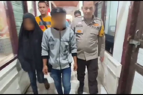 Hendak Nikahi Pujaan Hatinya, Pemuda asal Dharmasraya Ini Ditangkap Polres Sijunjung 1 Polisi mengamankan pemuda yang diduga melarikan anak di bawah umur di Sijunjung. (Foto: Dok. Satreskrim Polres Sijunjung)