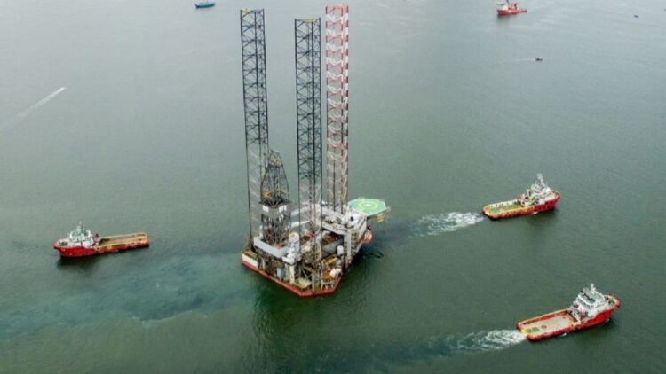 Pertamina Trans Kontinental Operasikan 46 Armada Kapal Bantu Sektor Hulu Migas Indonesia 1 Kapal Pertamina Trans Kontinental di sekitar Rig. (dok. PTK)