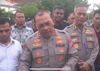 Kapolda Sumbar Irjen Pol Suharyono datang ke Masjid Raya Sumbar mengecek kondisi pemulangan para pendemo Air Bangis. (dok. Radarsumbar.com)