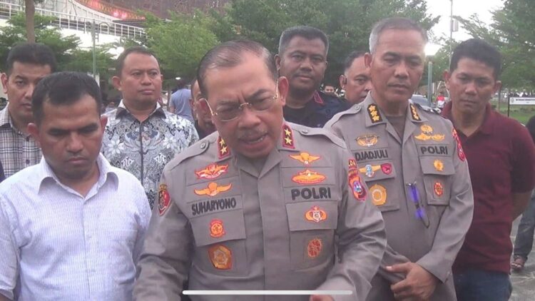 Kapolda Sumbar Bantah Anggotanya Usir Pendemo Air Bangis dari Dalam Masjid Pakai Sepatu 1 Kapolda Sumbar Irjen Pol Suharyono datang ke Masjid Raya Sumbar mengecek kondisi pemulangan para pendemo Air Bangis. (dok. Radarsumbar.com)