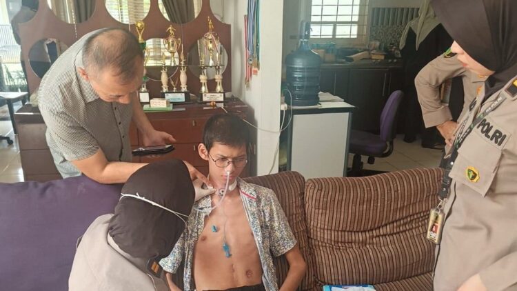 Kapolri Jenderal Listyo Sigit Prabowo memberikan atensi kepada personelnya untuk membantu mahasiswa yang terjerat kabel optik. (dok. Divhumas)