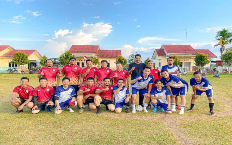 Peserta pertandingan sepakbola antarkaryawan PTPN 6 saat memeriahkan HUT RI.