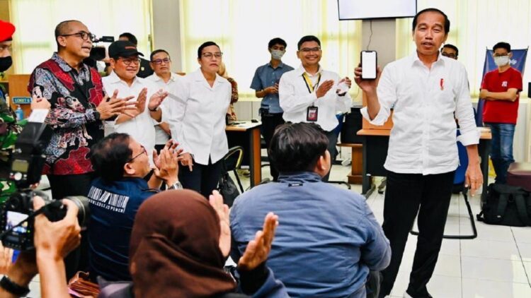 Hingga Akhir Juli 2023, Penerimaan Pajak Tembus Rp1.109,1 Triliun 1 Presiden Jokowi mengunjungi KPP Pratama Surakarta, Jawa Tengah, Kamis (09/03/2023). (Foto: BPMI Setpres)
