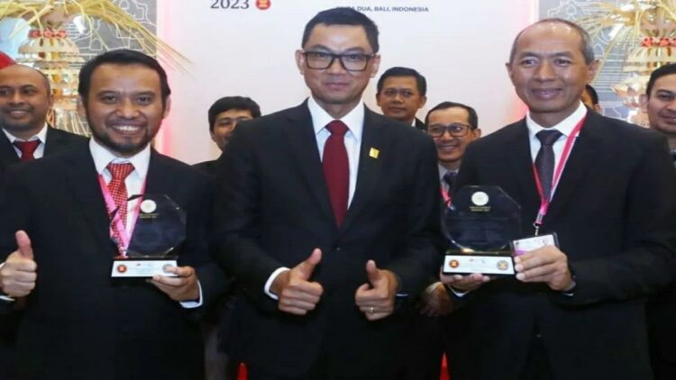 Dirut PLN Darmawan Prasodjo (tengah).(ANTARA/HO-PLN)