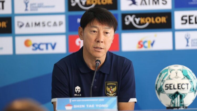 Lawan Vietnam di Final, Timnas Indonesia Bertekad Raih Juara AFF U-23 2023 1 Shin Tae-yong saat konpers sebelum laga Indonesia vs Thailand di AFF Cup 2023. (dok. PSSI)