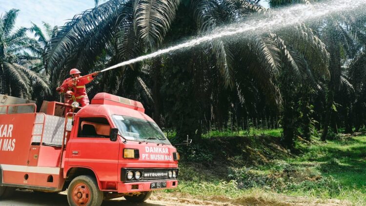 Libatkan Pemangku Kepentingan, Musim Mas Gelar Simulasi Rutin Pencegahan dan Penanggulangan Karhutla 1 Tim pemadam kebakaran Musim Mas yang disiapkan dan dilatih tidak hanya menanggulangi kebakaran di dalam konsesi, namun juga lokasi di luar konsesi dalam radius 3 kilometer. (Foto: Dok.Musim Mas)