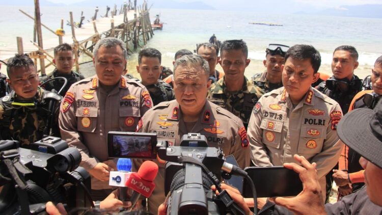 Wakapolda Sumbar Pimpin Pengibaran Bendera Merah Putih dalam Laut 1 Wakapolda Sumbar Brigjen Edi Mardianto usai upacara bendera dibawah laut. (dok. Bidhumas)