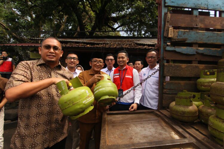 "Kawal" Operasi Pasar Pertamina Sumbar, Andre Rosiade: Jangan lagi Ada Kelangkaan LPG 3 Kg di Padang 1 Anggota DPR RI asal Sumbar Andre Rosiade Bersama Wali Kota Padang Hendri Septa, SAM Sumbar Pertamina Patraniaga Narotama dan Wakil Sekretaris DPD Gerindra Sumbar Rachmad Wijaya saat memantau operasi pasar gas LPG 3 Kg di Pangkalan Pitameh, Lubukbegalung, Padang. (Foto: Dok. Istimewa)