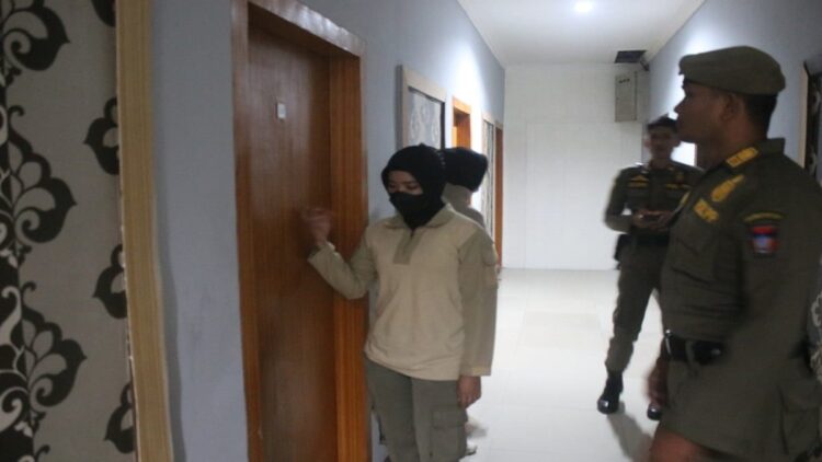 Diduga Indehoi, 2 Wanita-1 Pria Diamankan Satpol PP Padang di Penginapan 1 Razia Satpol PP Kota Padang di salah satu penginapan di Kota Padang. (Foto: Dok. Humas)