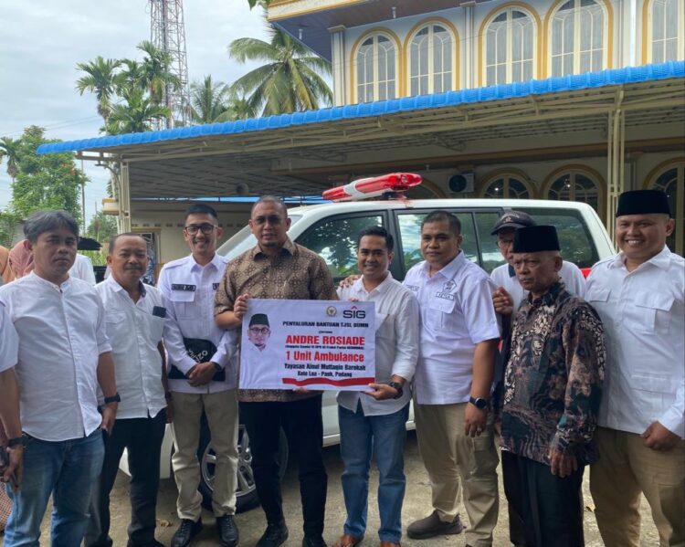 Keliling Sumbar, Andre Rosiade Sebar Bantuan Miliaran, Ambulans dan Puluhan Ribu Sembako 1 Andre Rosiade menyerahkan ambulans untuk Masjid Ainul Muttaqin di Pauh Padang. (Foto: Dok. Istimewa)